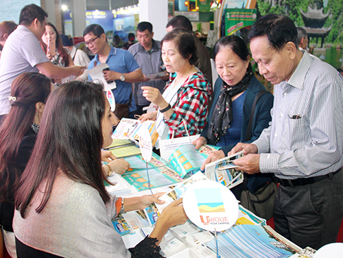 Gian hàng Du lịch Bình Thuận thu hút nhiều khách tham quan 